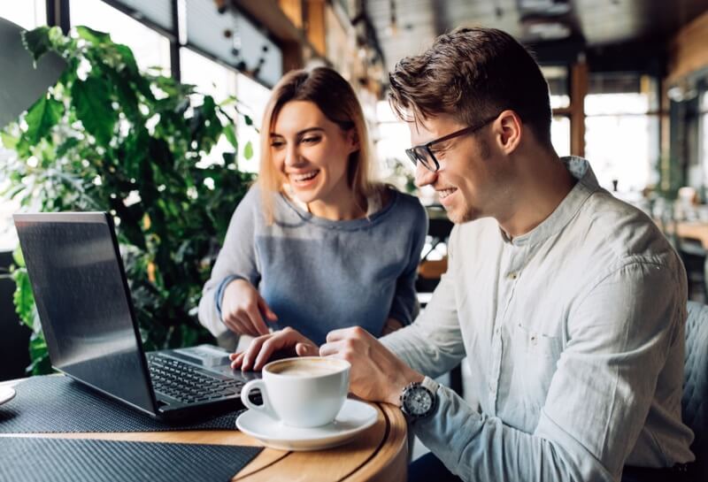 couple-laptop